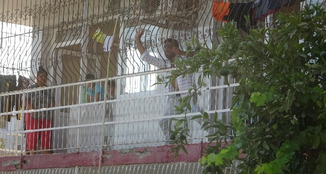 Uyuşturucu krizine girdi annesi, ablası ve 4 yeğenini rehin aldı